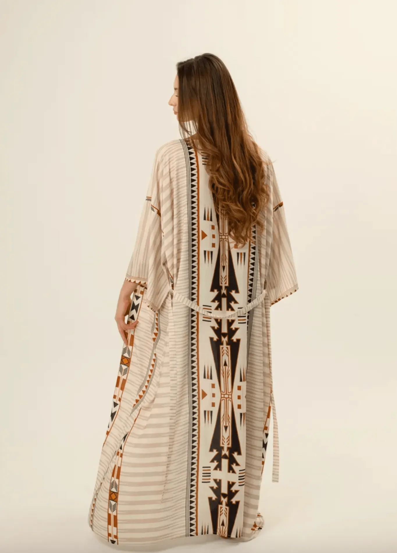 Kimono long beige à motif géométrique tribal