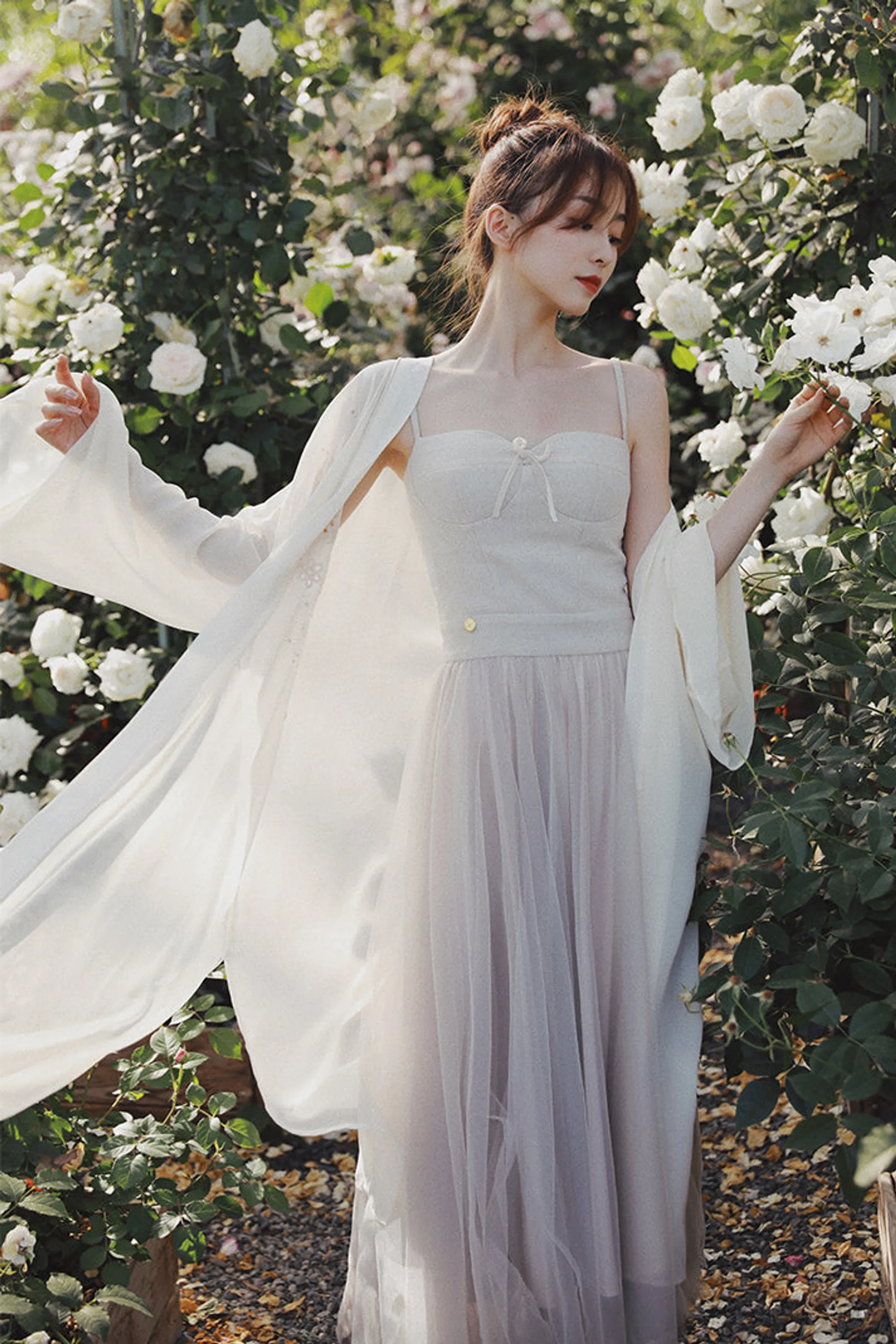 Molifusu  | White Lotus Embroidered Kimono