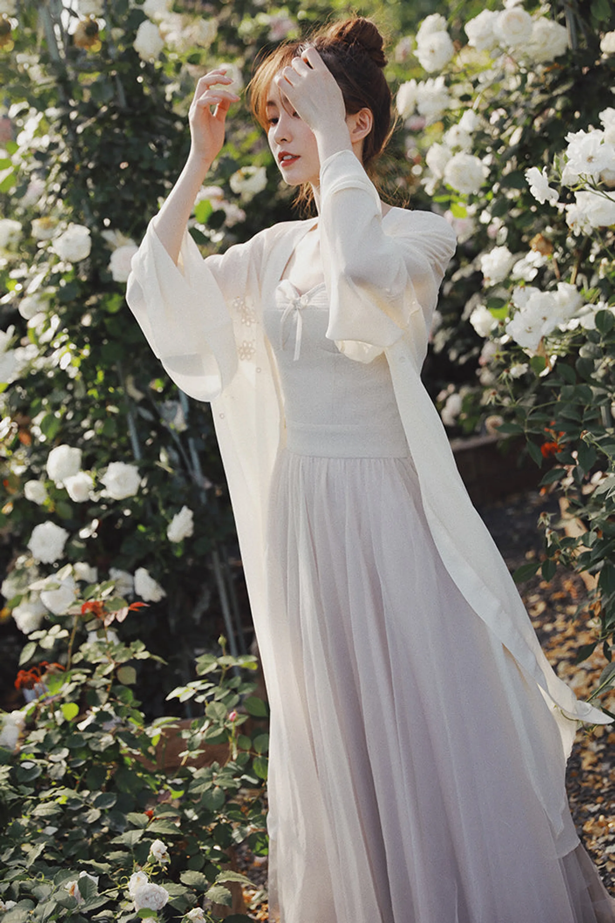Molifusu  | White Lotus Embroidered Kimono