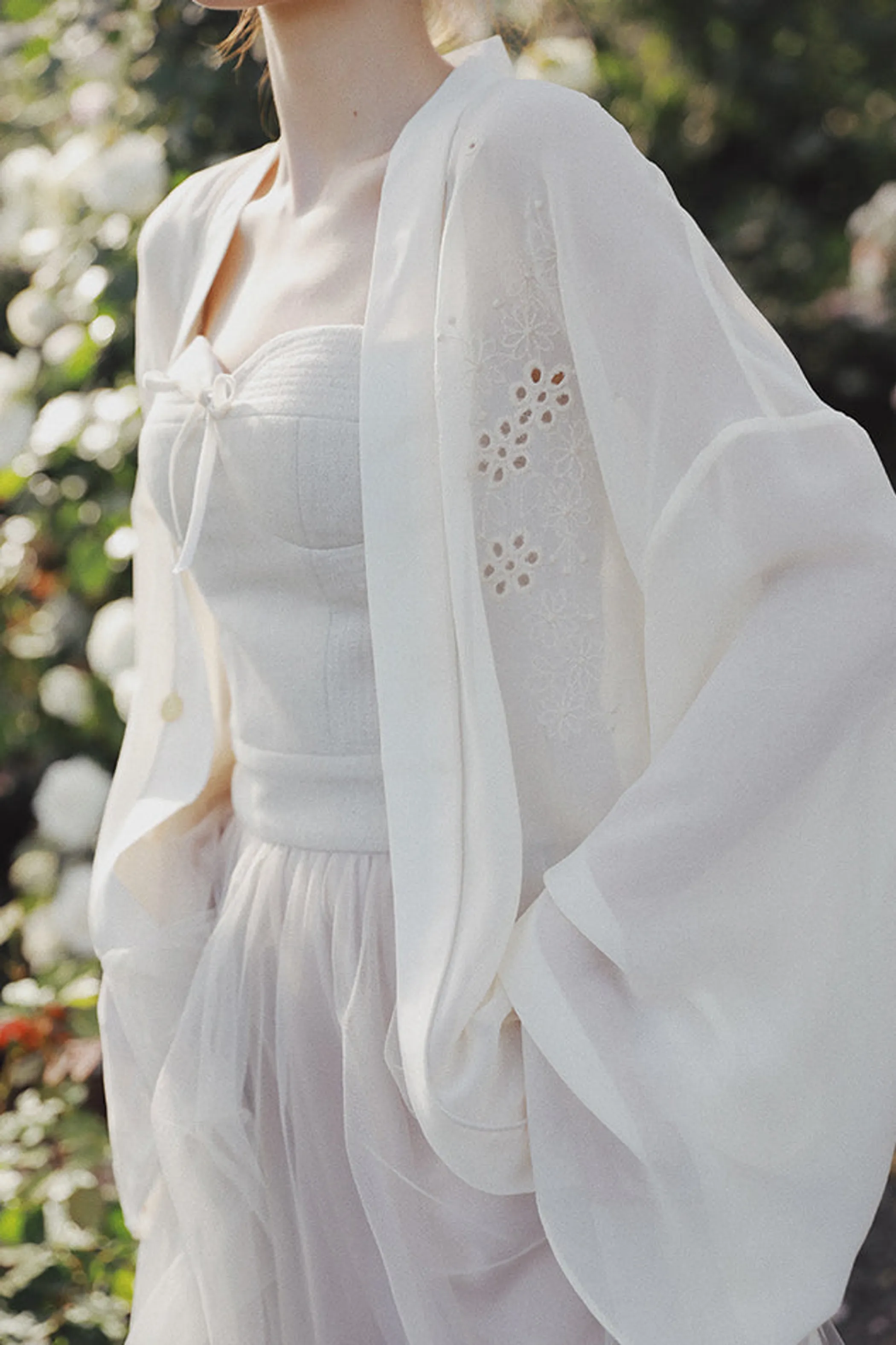Molifusu  | White Lotus Embroidered Kimono