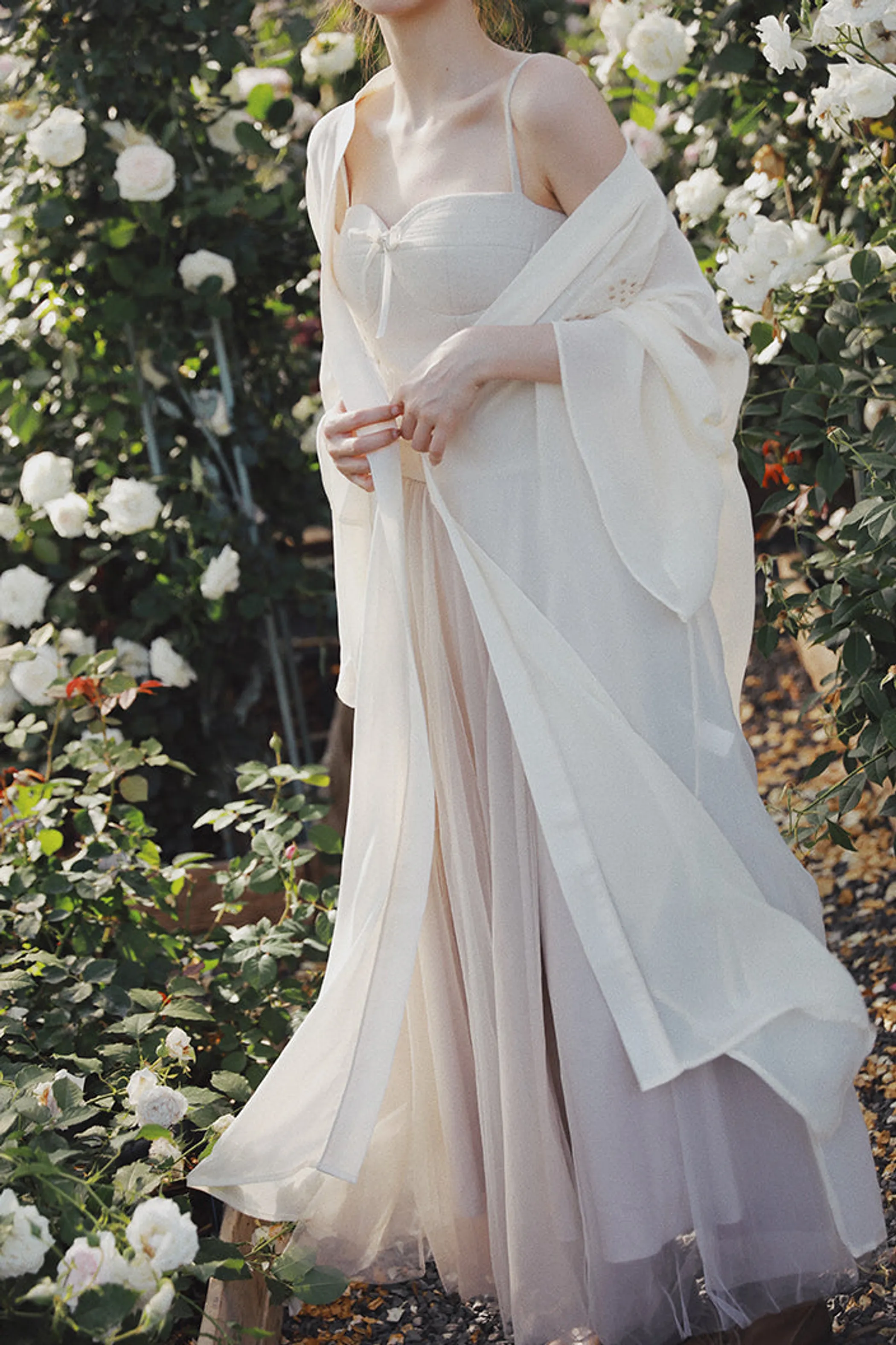 Molifusu  | White Lotus Embroidered Kimono