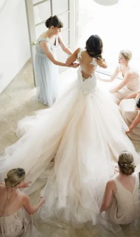 Romantic Tulle Backless Lace Appliques Wedding Dress with Chapel Train