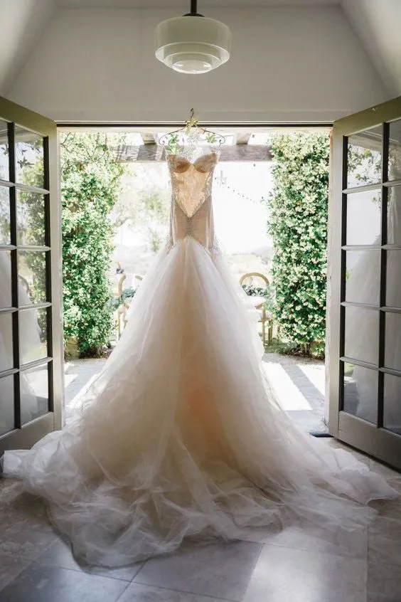 Romantic Tulle Backless Lace Appliques Wedding Dress with Chapel Train